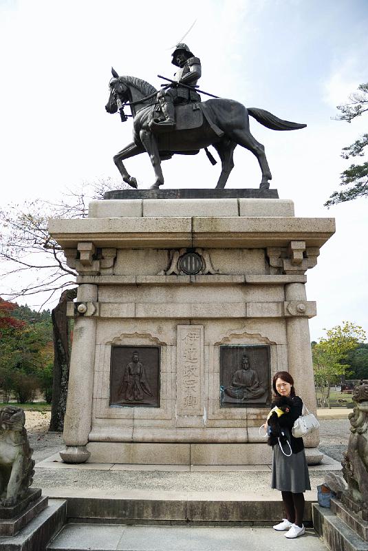 DSC_2420.jpg - 仙台青葉城址 伊達政宗像前にて